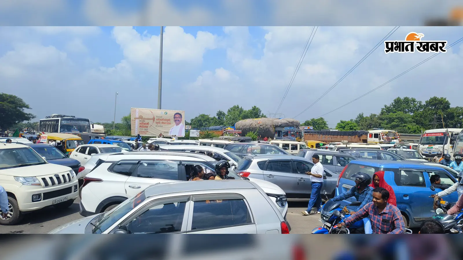 भाजपा के झारखंड बंद के आह्वान पर नया मोड़ चौराहा जाम, वाहनों की लगी लंबी कतार