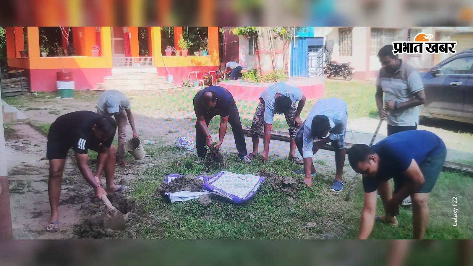स्वतंत्रता दिवस को लेकर थाना परिसर में चला विशेष सफाई अभियान, थानाध्यक्ष संग पुलिसकर्मियों ने किया श्रमदान