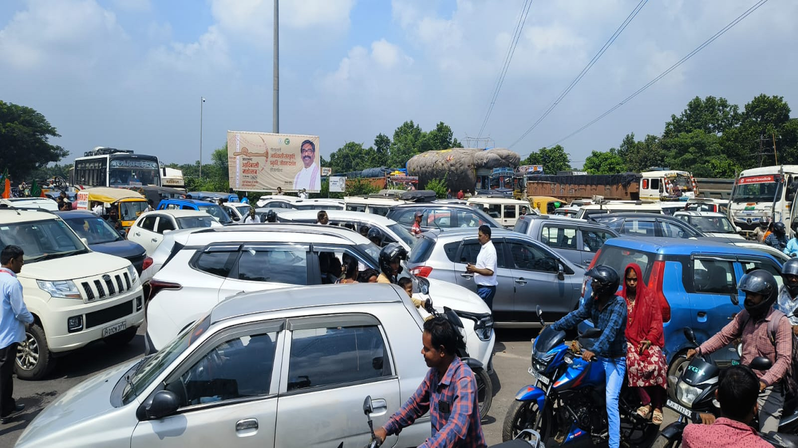 नया मोड़ चौराहा जाम, वाहनों की लगी लंबी कतार