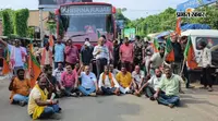 दुमका में सड़कों पर उतरे भाजपा कार्यकर्ता, बाजार बंद कराया, बस स्टैंड गेट किया जाम