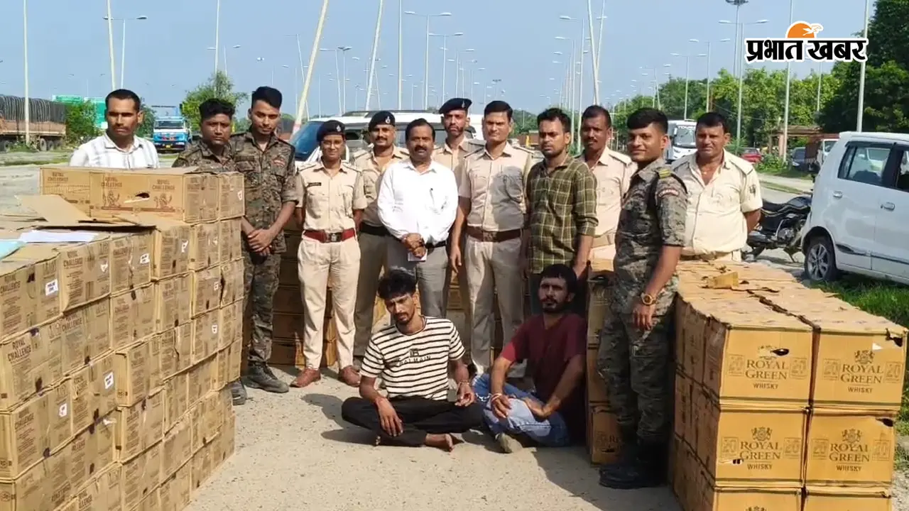 कैमूर: मोहनिया में ट्रक में 75 लाख की शराब छिपाकर ला रहे थे तस्कर, 4815 लीटर गोबर की खाद के बीच बना था तहखाना से बरामद