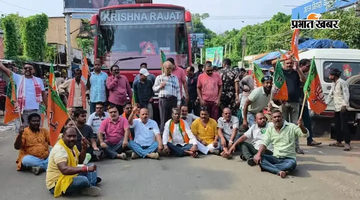 दुमका में सड़क पर उतरे भाजपा कार्यकर्ता,बाजार बंद, बस स्टैंड गेट किया जाम