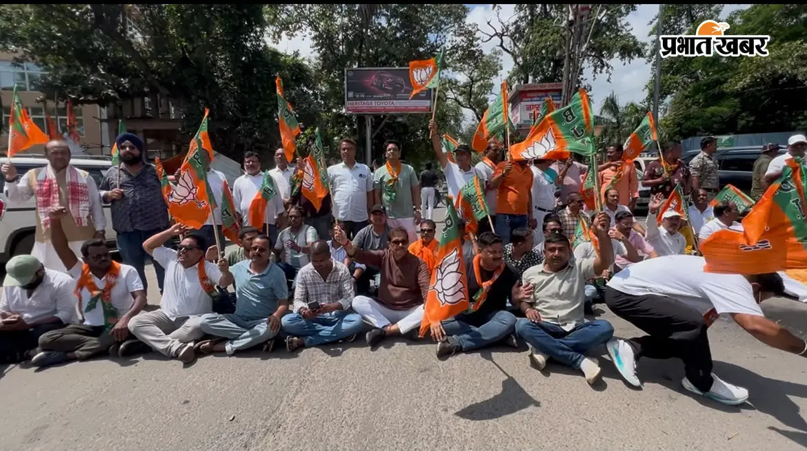 छात्रों पर हुए लाठीचार्ज के विरोध में हजारीबाग में भाजपा ने किया जिला बोर्ड चौक जाम