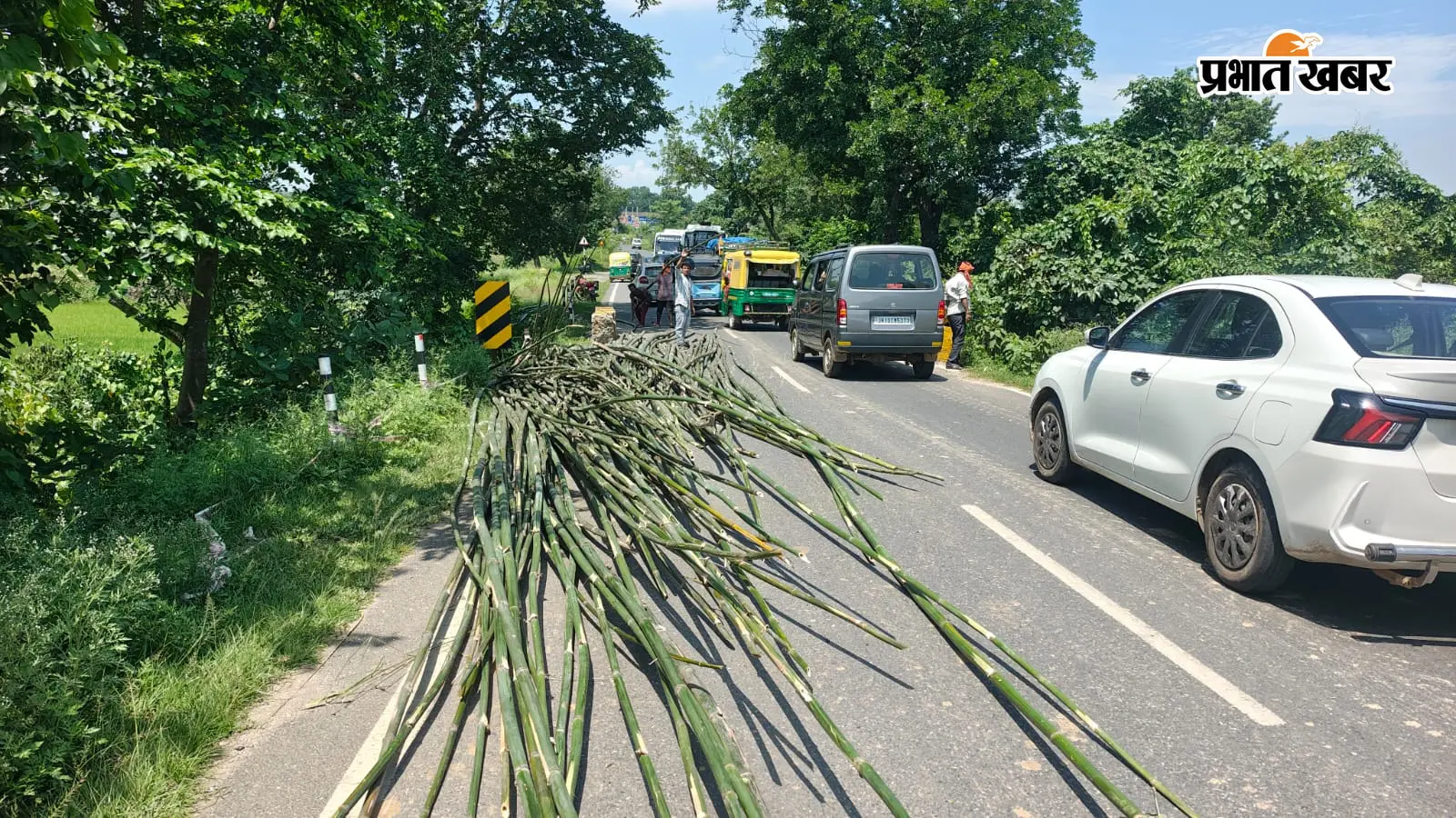 हजारीबाग में NH-522 पर वाहन दुर्घटनाग्रस्त, सड़क पर बिखरा बांस
