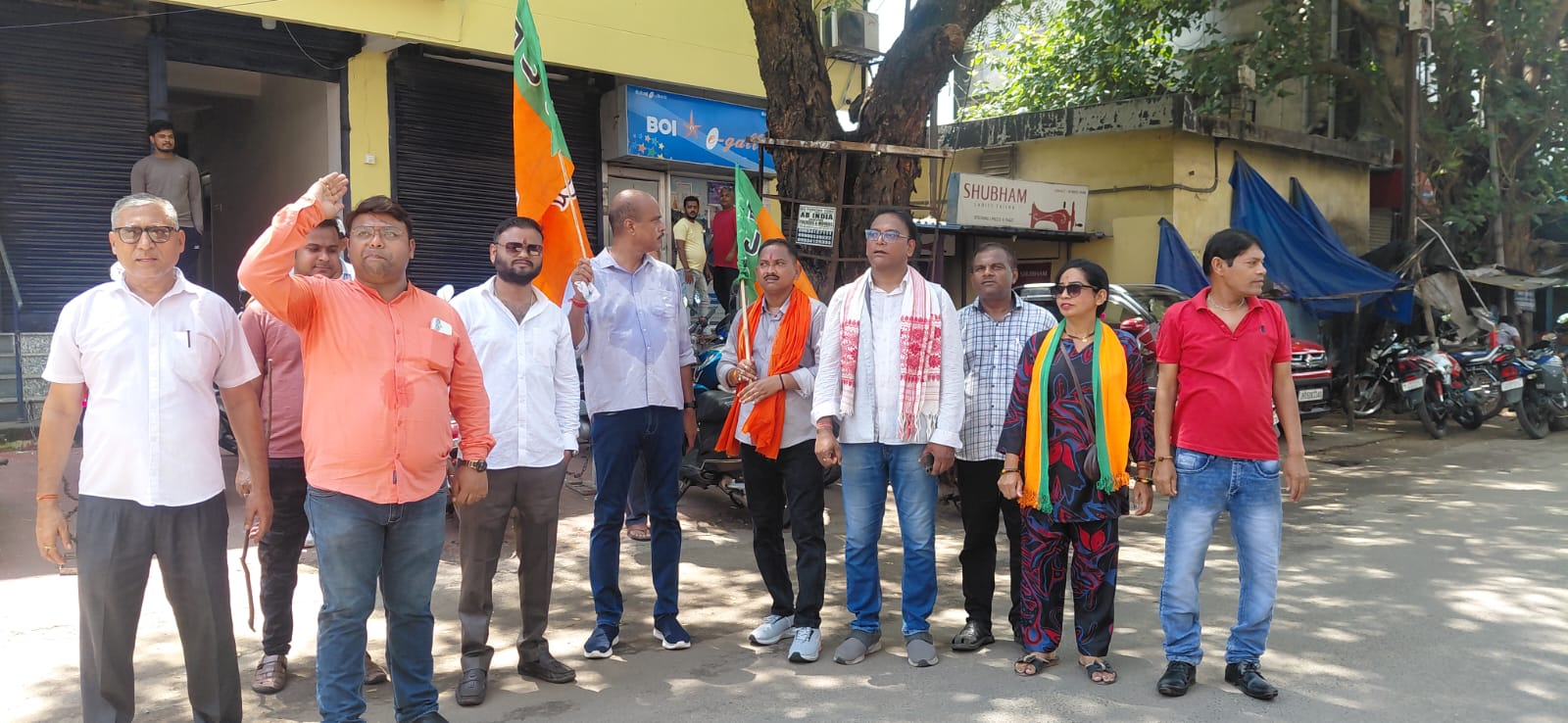 सड़क पर उतरे कार्यकर्ता