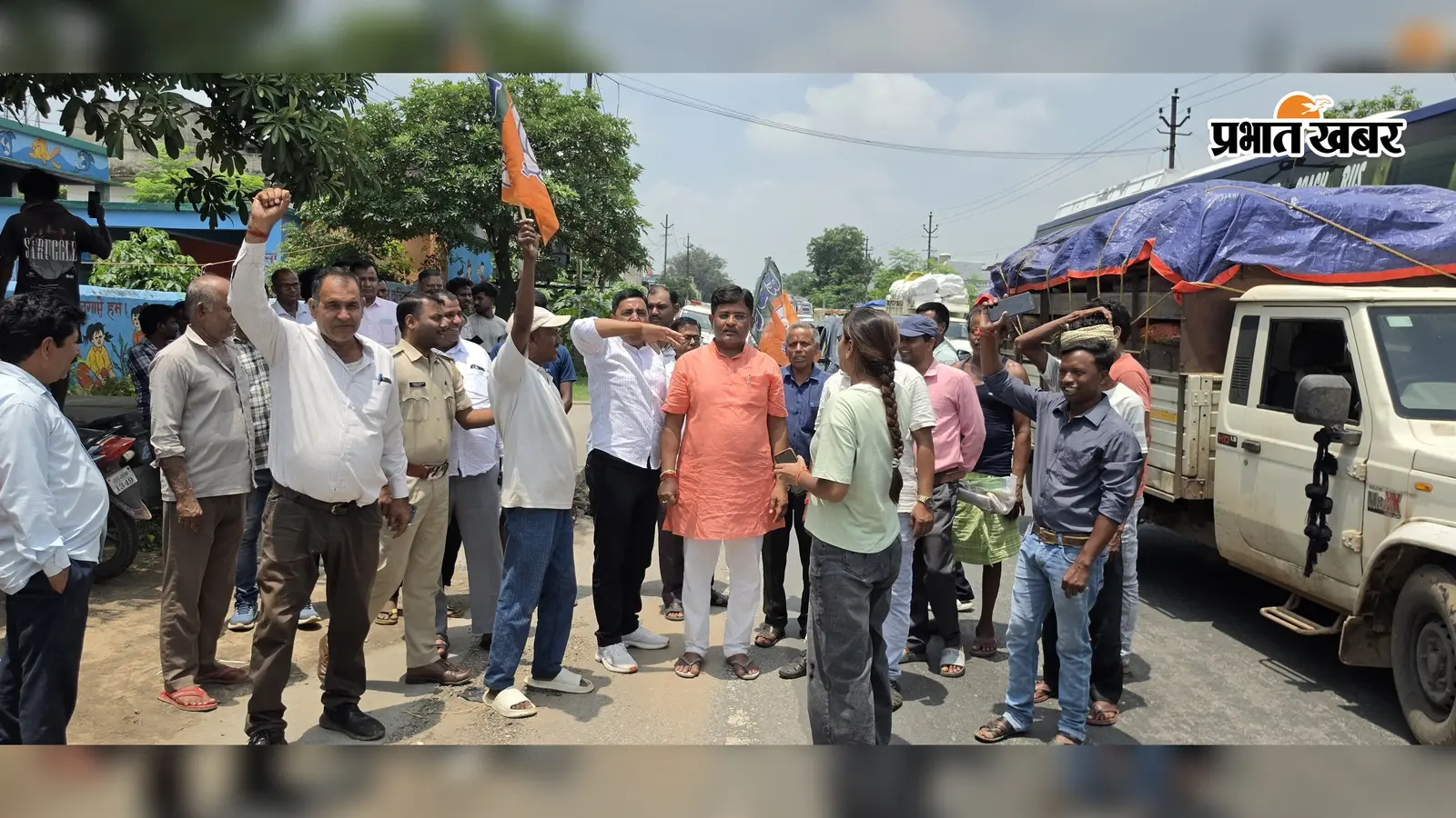 लाठीचार्ज के विरोध में भाजपा ने दांतू में किया सड़क जाम, लगाए नारे