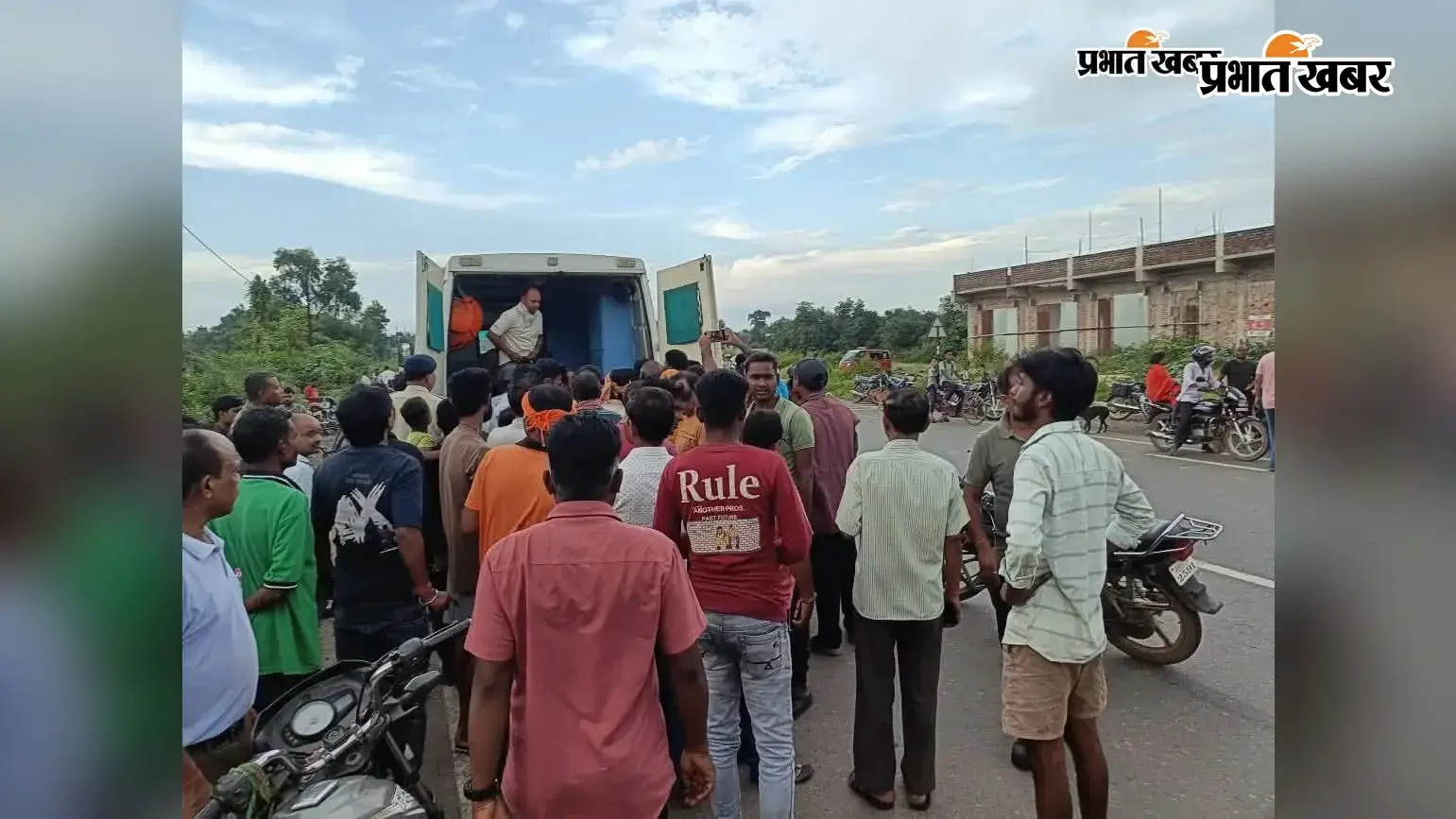 नीमडीह : घाघरा नाला के पास दो बाइकों की टक्कर, तीन घायल, एमजीएम रेफर