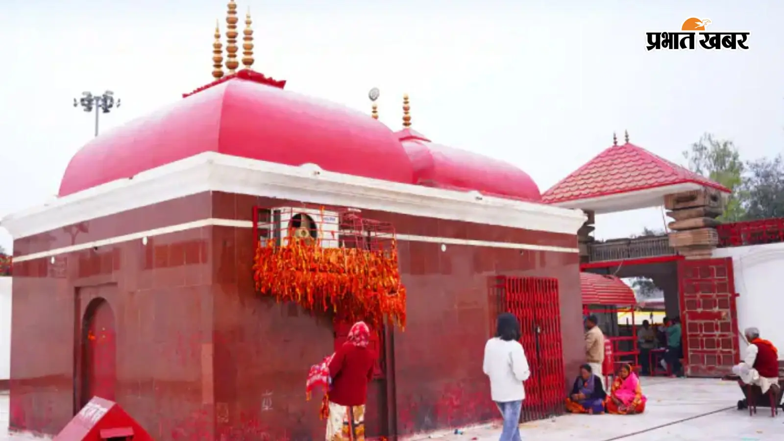 बिहार राज्य के गोपालगंज जिले के थावे में स्थित है. माँ शक्ति के अनेक नाम और रूप हैं. भक्त अनेक नामों और रूपों में उनकी पूजा करते हैं, जिनमें से एक माँ थावेवाली भी हैं. पूरे भारत में 52 शक्तिपीठ हैं, यह स्थान भी एक शक्तिपीठ के समान है. ऐसा कहा जाता है कि माँ अपने परम भक्त श्री राहु भगत जी की प्रार्थना पर अपने दूसरे पवित्र स्थान कामरूप, असम से यहाँ आई हैं, जहाँ वे "माँ कामाख्या" के नाम से प्रसिद्ध हैं. माँ को "सिंहासिनी देवी" और "राहसु भवानी" के नाम से भी जाना जाता है.