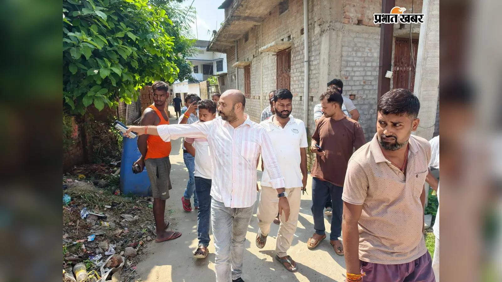 वार्ड 38 और 39 में पहुंचे सभापति प्रतिनिधि, लोगों ने सड़क-नाला और जलजमाव की समस्याएं गिनाईं