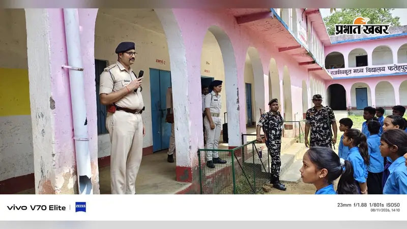 नवादा के अकबरपुर में साइबर अपराध से बचाव के लिए मध्य विद्यालय फतेहपुर में जागरूकता कार्यक्रम, थानाध्यक्ष ने बच्चों को दिए सुरक्षा टिप्स