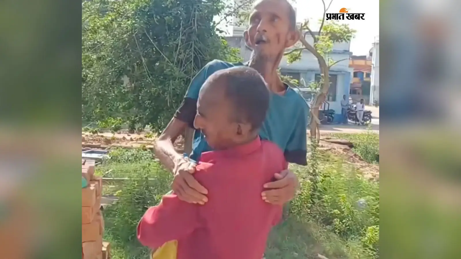 'सिस्टम' लाचार, बेटा बेबस: सदर अस्पताल में स्ट्रेचर न मिलने पर बुजुर्ग पिता को गोद में उठाकर सीटी स्कैन कराने पहुंचा बेटा