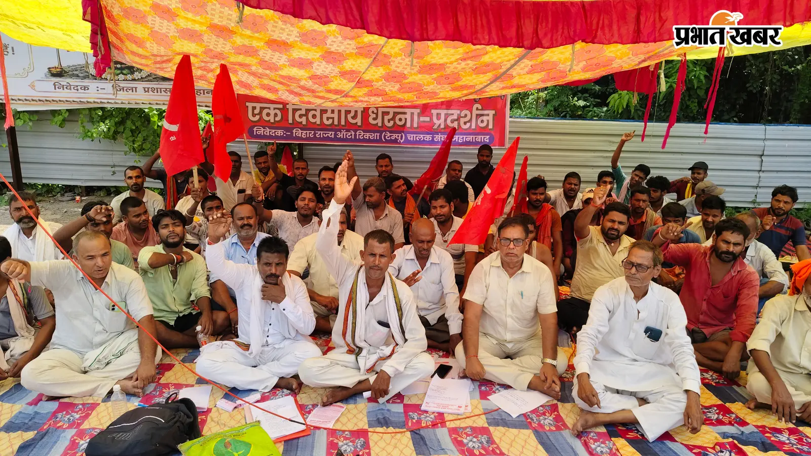 टेम्पो चालकों का कारगिल चौक पर धरना, अवैध वसूली और पुलिस कार्रवाई के खिलाफ जताया विरोध