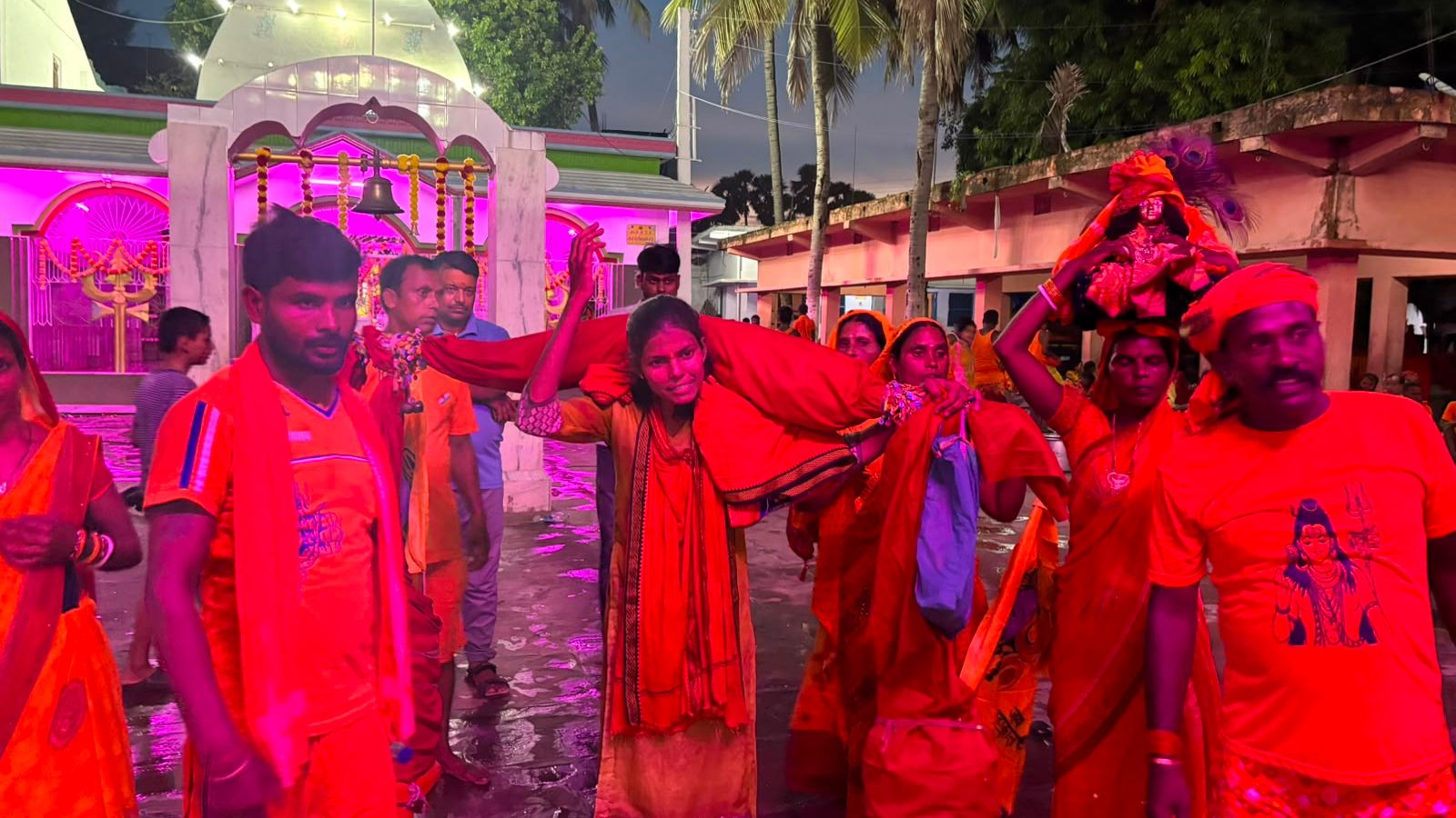 श्रद्धालुओं संग आगे बढ़तीं सुश्री कुसुम साहू व अन्य भक्त.
