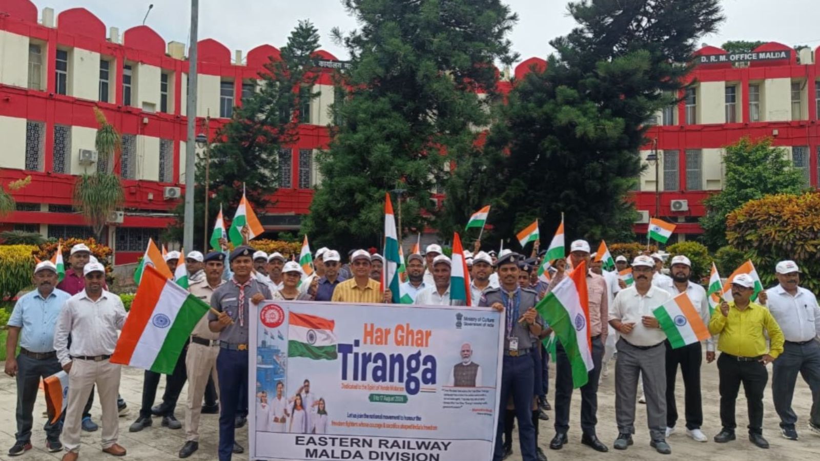 मालदा मंडल की तिरंगा यात्रा में रेलवे अधिकारियों और कर्मचारियों ने दिया राष्ट्रीय एकता का संदेश