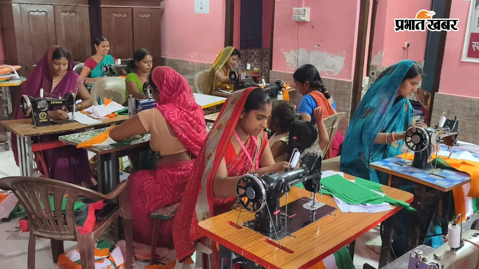 कटिहार के समेली में 4,000 तिरंगे तैयार कर रही जीविका महिलाएं, देशभक्ति और आत्मनिर्भरता का अनोखा संगम