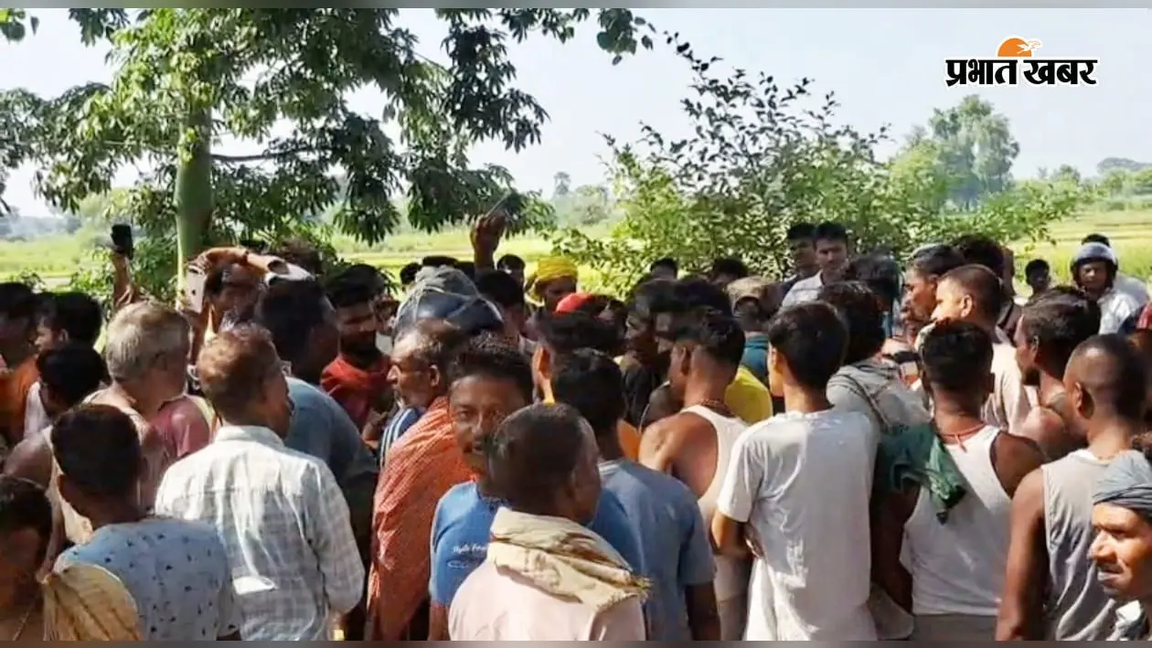शेखपुरा–शाहपुर रोड दो घंटे रहा जाम, पेयजल के लिए महिलाओं ने जखौर मोड़ पर किया प्रदर्शन