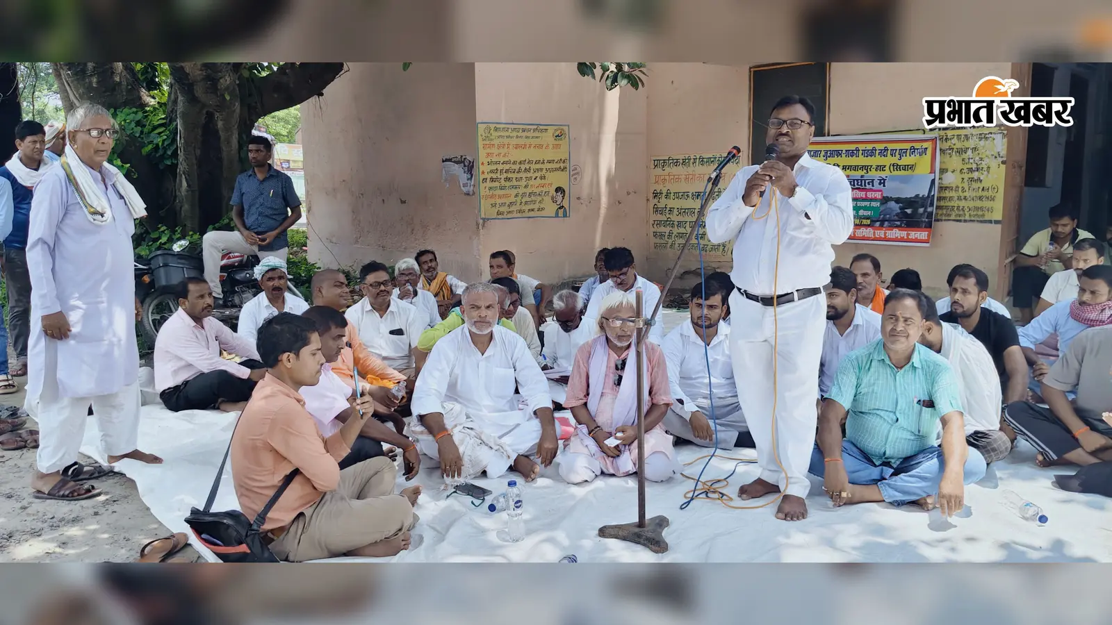 सीवान में दो साल से ध्वस्त गंडकी नदी पुल के पुनर्निर्माण की मांग, ग्रामीणों का धरना