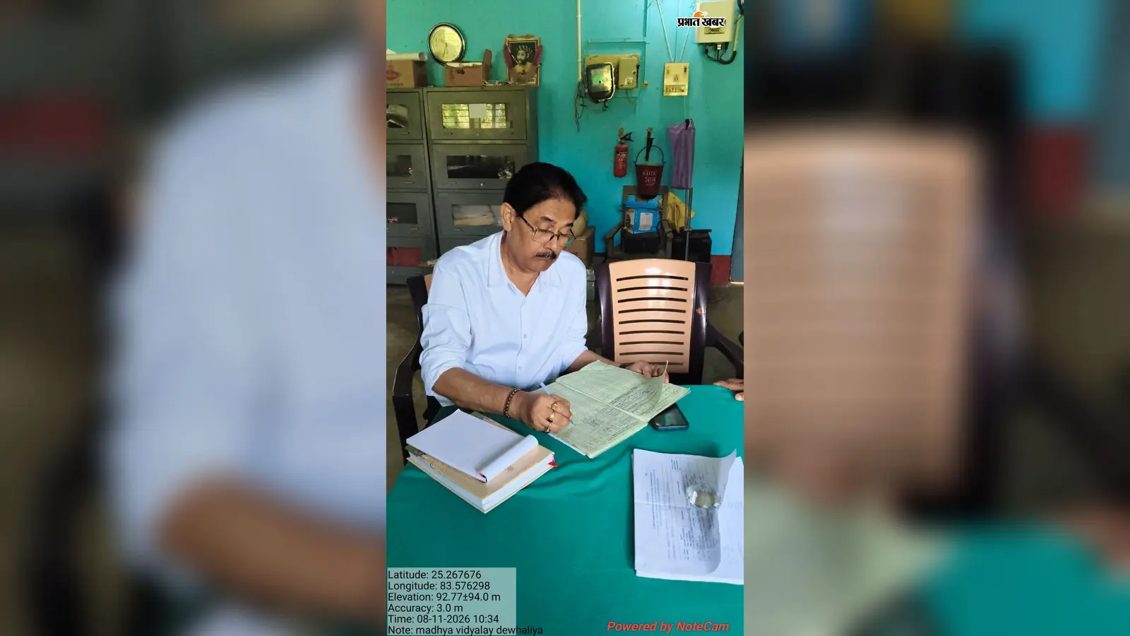 रामगढ़ के तीन विद्यालयों में पहुंचे अधिकारी, एक जगह अबसेंट मिले 158 बच्चे