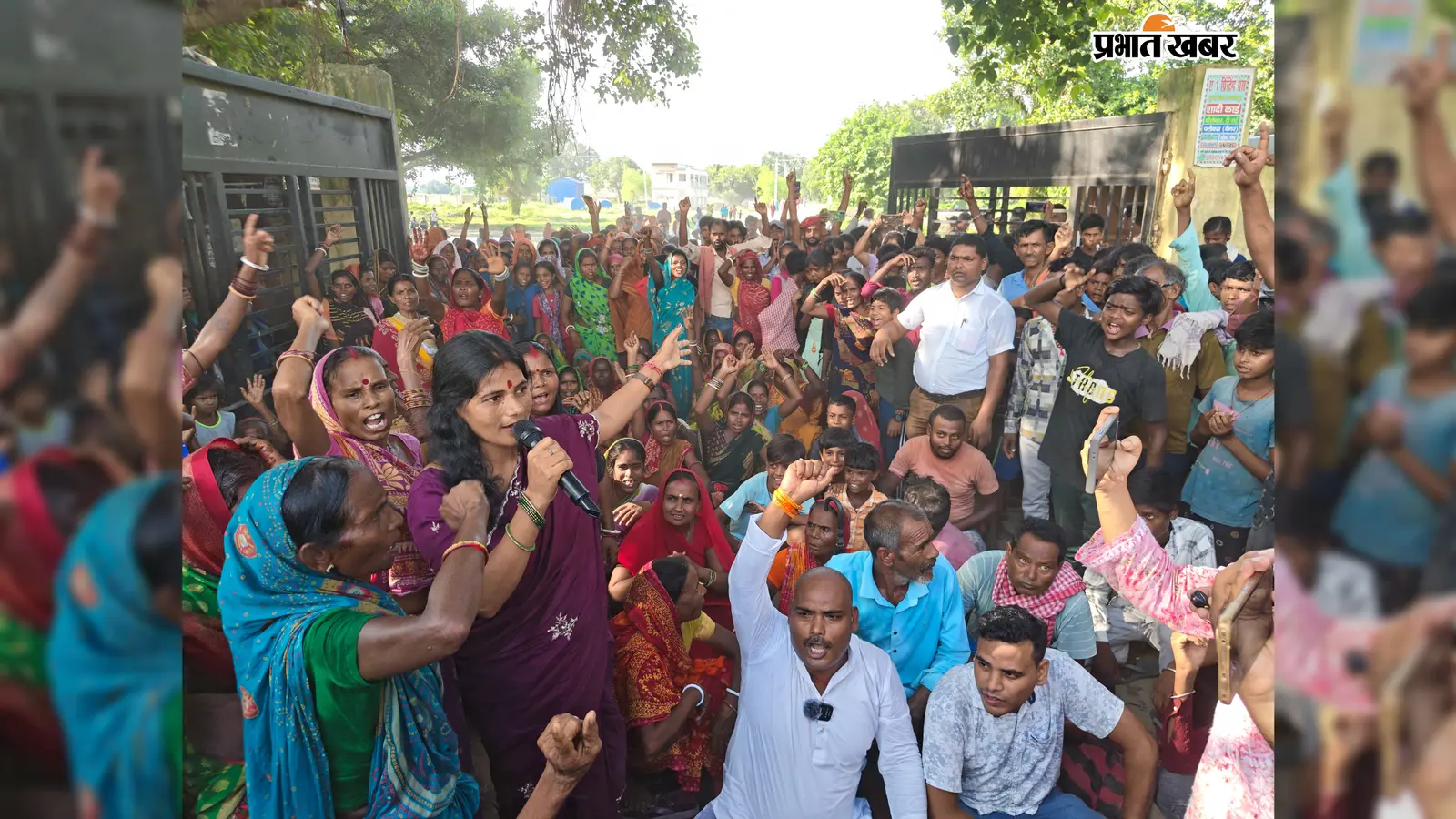 लोहट चीनी मिल क्षेत्र में सार्वजनिक रास्ता बंद करने के विरोध में धरना