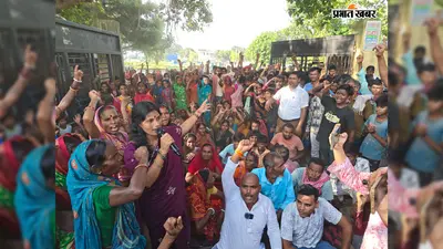 लोहट चीनी मिल क्षेत्र में सार्वजनिक रास्ता बंद करने के विरोध में धरना