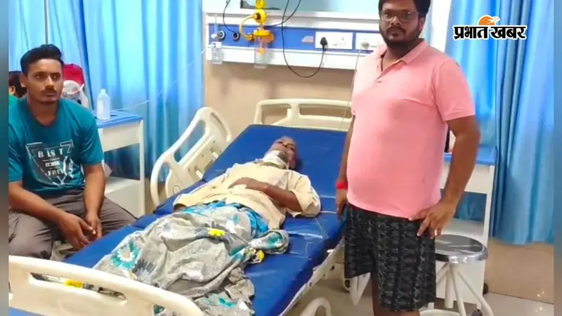 आरा में घर के बाहर सो रहे बुजुर्ग पर जानलेवा हमला, धारदार हथियार से गला काटने की कोशिश