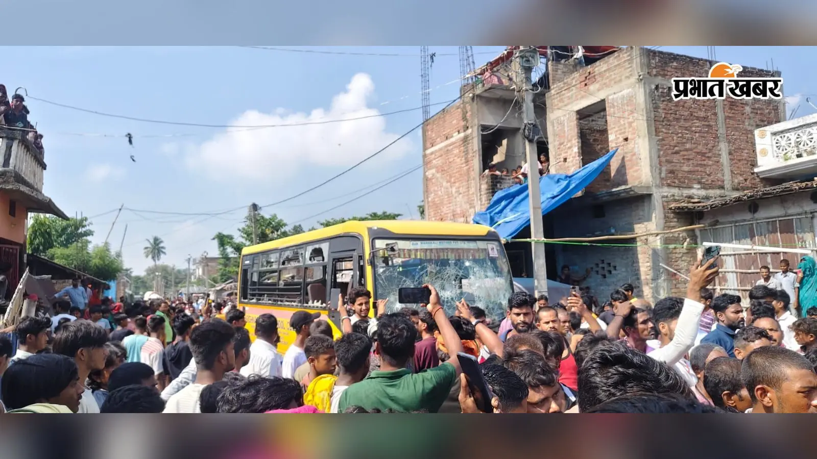 सोनामुखी चौक पर तेज रफ्तार स्कूल बस ने बाइक सवार को कुचला, युवक की मौत, तीन घंटे सड़क जाम