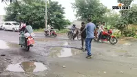 बगोदर-हजारीबाग सड़क बनी हादसों का खतरा! गड्ढों में तब्दील हुई सड़क, अधर में चौड़ीकरण