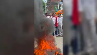 JPSC-JSSC विवाद पर बोकारो में BJP का बंद, सड़क पर टायर जलाकर जताया विरोध