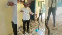 रोहतास महिला कॉलेज परिसर से पकड़ा गया सैंड बोआ सांप, विशेषज्ञ ने बताया विषहीन