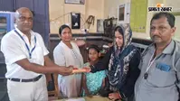 स्टेशन मास्टर ने महिला यात्री के हजारों के जेवरात लौटाए, हैंडबैग-पर्स सुरक्षित कर कराया वापस
