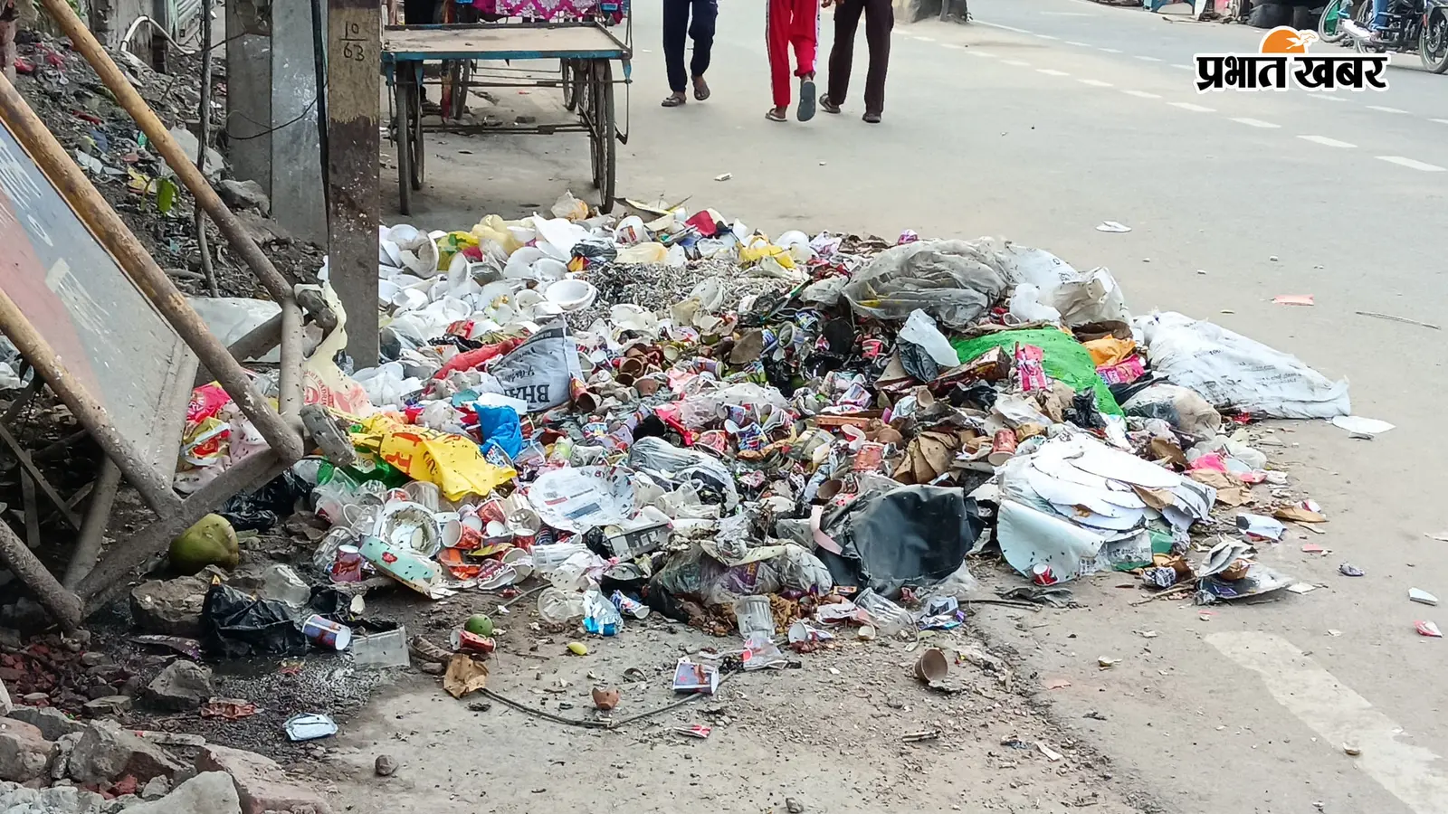 बक्सर में सफाई कर्मियों की हड़ताल से चरमरायी सफाई व्यवस्था, सड़कों पर कचरे के ढेर, बदबू से लोग परेशान