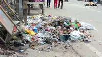 बक्सर में सफाई कर्मियों की हड़ताल से चरमरायी सफाई व्यवस्था, सड़कों पर कचरे के ढेर, बदबू से लोग परेशान