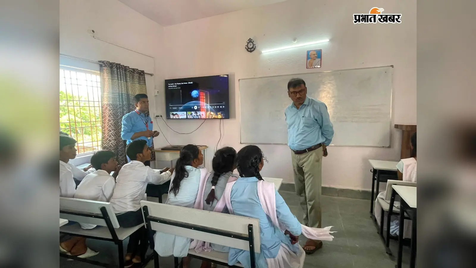 गया जी : मॉडल स्कूल में डीईओ ने ली छात्रों की क्लास, बच्चों की प्रतिभा के हुए कायल