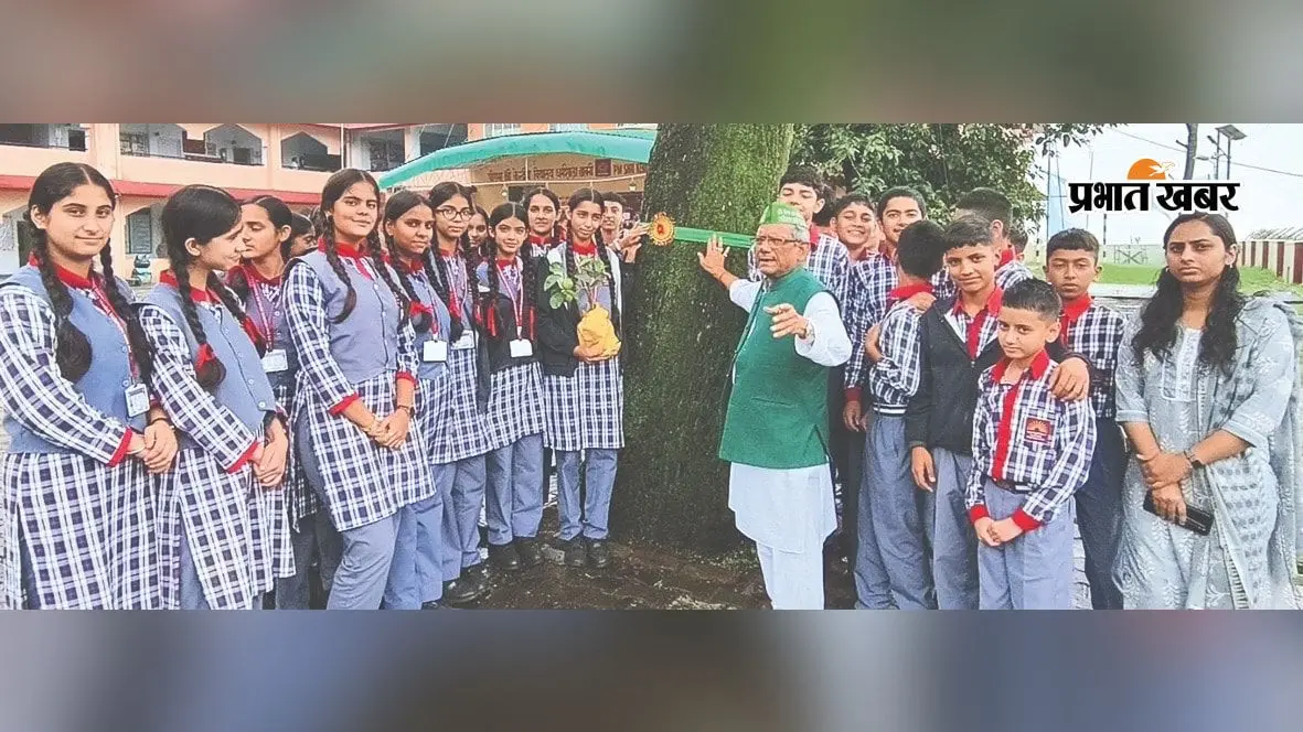 धर्मशाला में पेड़ों को बांधा रक्षा सूत्र, प्रदूषण के खिलाफ बच्चों ने लिया बड़ा संकल्प