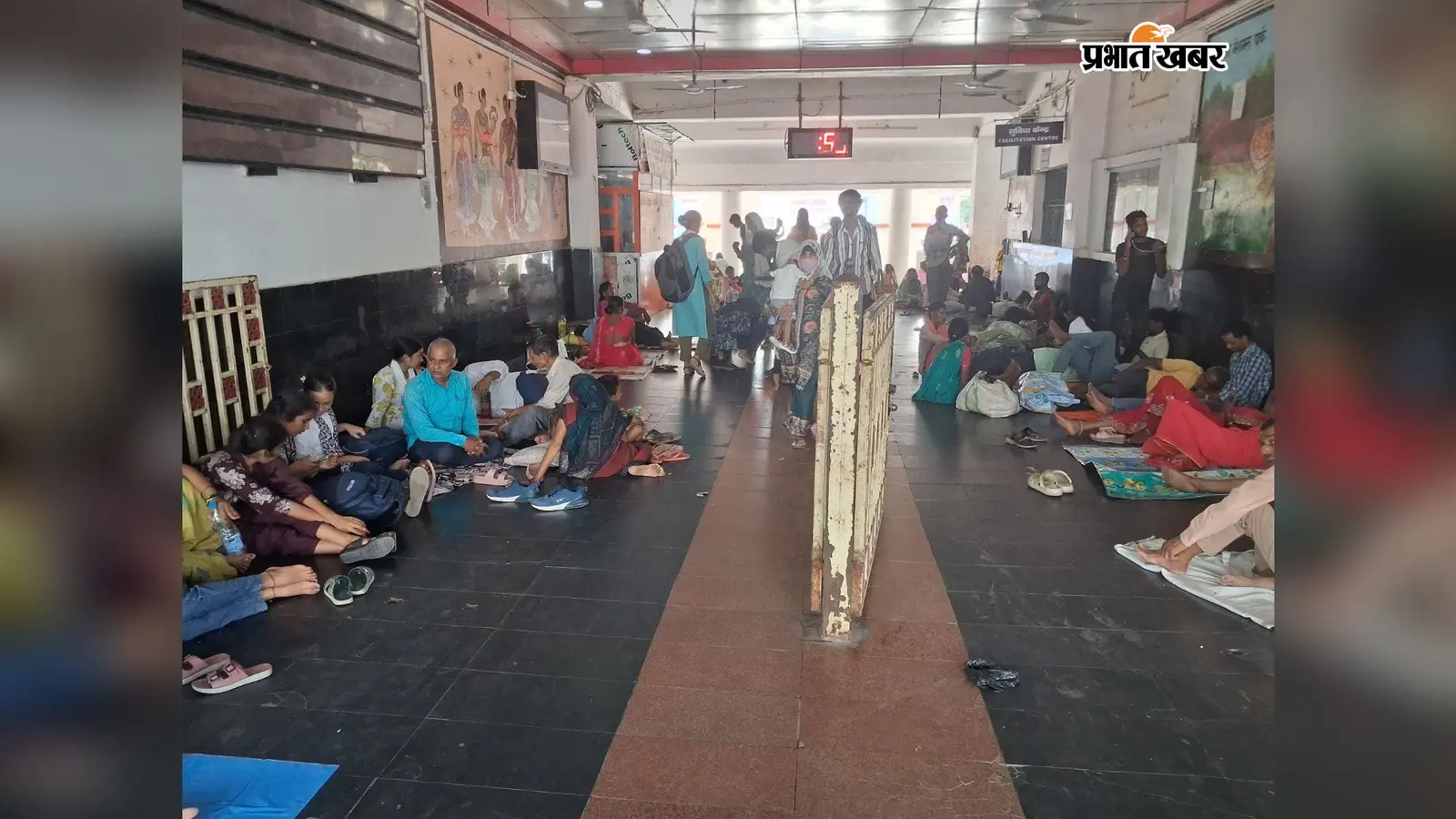 मालगाड़ी के बेपटरी होते ही थम गईं ट्रेनें! 7 घंटे रेल सेवा ठप, 56 मालगाड़ियां प्रभावित; यात्री स्टेशन पर फंसे