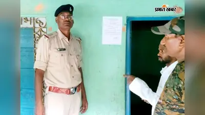 फरार अभियुक्त के घर ढोल बजाकर पुलिस ने चिपकाया इश्तेहार