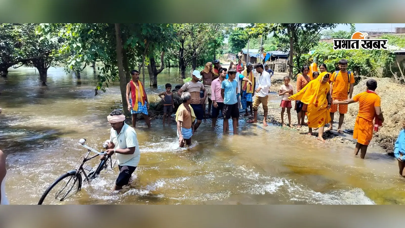 West Champaran News: गंडक का जलस्तर बढ़ने से ग्रामीण परेशान, नाव और राहत सामग्री बढ़ाने की मांग