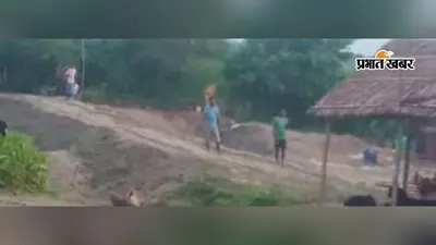 जनप्रतिनिधियों से टूटी आस, ग्रामीणों ने खुद उठाया सड़क निर्माण का बीड़ा