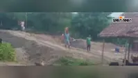 जनप्रतिनिधियों से टूटी आस, ग्रामीणों ने खुद उठाया सड़क निर्माण का बीड़ा