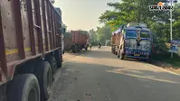 मुफस्सिल थाना मोड़ पर ट्रकों की कतार, स्कूली बच्चों और राहगीरों को हो रही परेशानी
