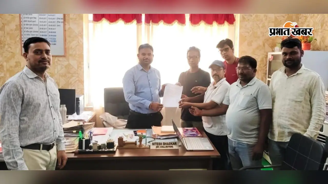 चौपारण में आउटसोर्सिंग कर्मियों का 17 माह से मानदेय लंबित, BDO को सौंपा ज्ञापन