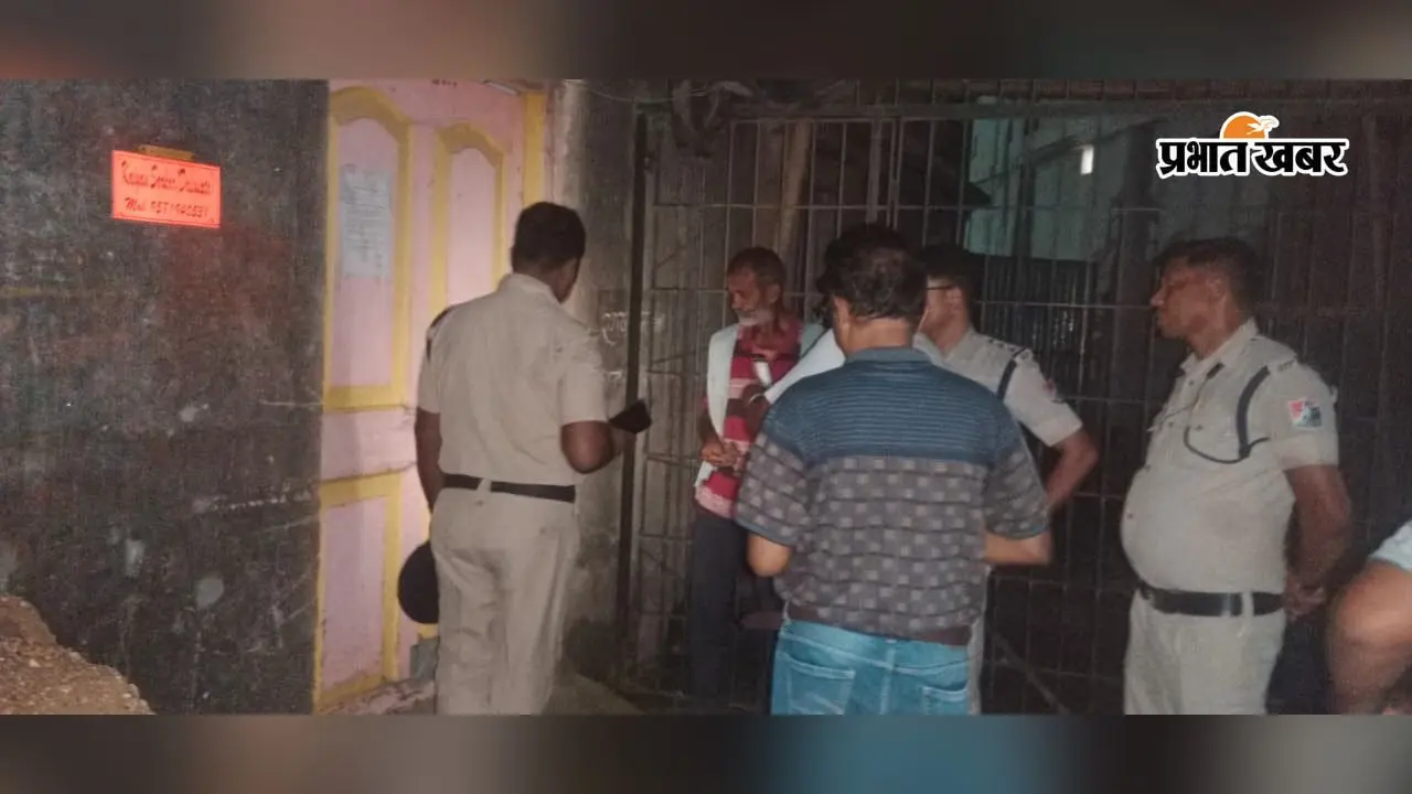 Rajmahal News:रेलवे की जमीन पर कब्जे के खिलाफ सख्ती, मकान पर जड़ा ताला