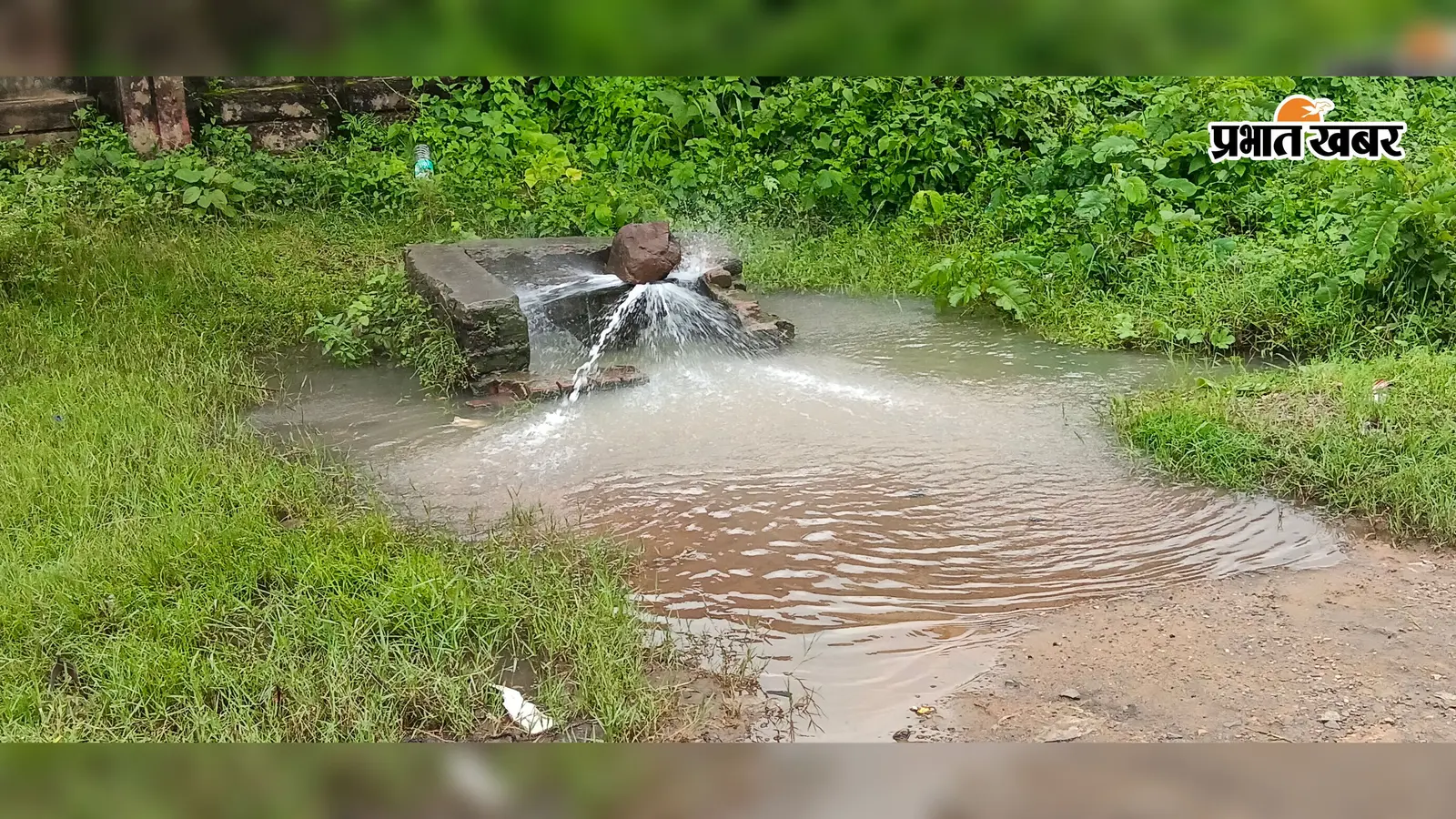कहीं बूंद-बूंद पानी को तरस रहे लोग, कहीं सड़क पर बहकर बर्बाद हो रहा सप्लाइ वाटर