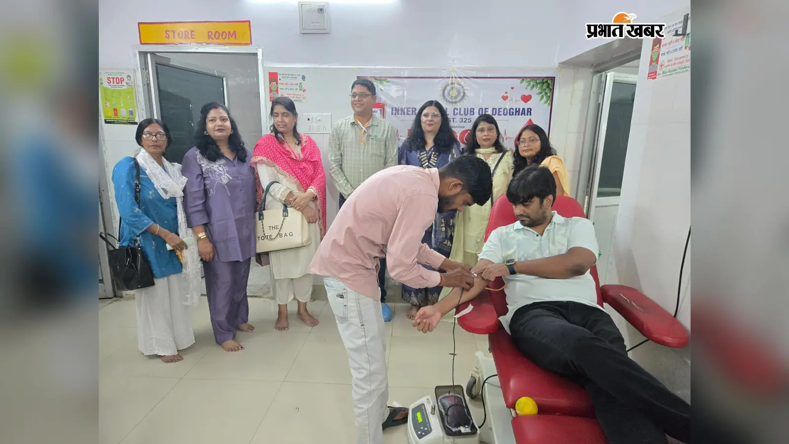 यूथ दिवस पर देवघर में दिखा युवाओं का जज्बा, रक्तदान शिविर में उमड़ी भीड़