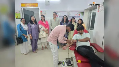 यूथ दिवस पर देवघर में दिखा युवाओं का जज्बा, रक्तदान शिविर में उमड़ी भीड़