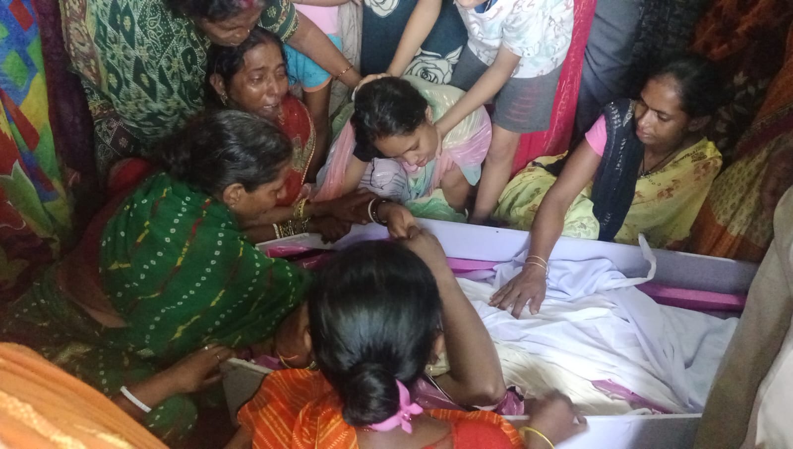शव से लिपट कर रोते-बिलखते परिजन