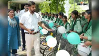 34 छात्राओं को मिली साइकिल, डीसी बोले- शिक्षा की राह आसान बनाने वाला है विकास का पहिया