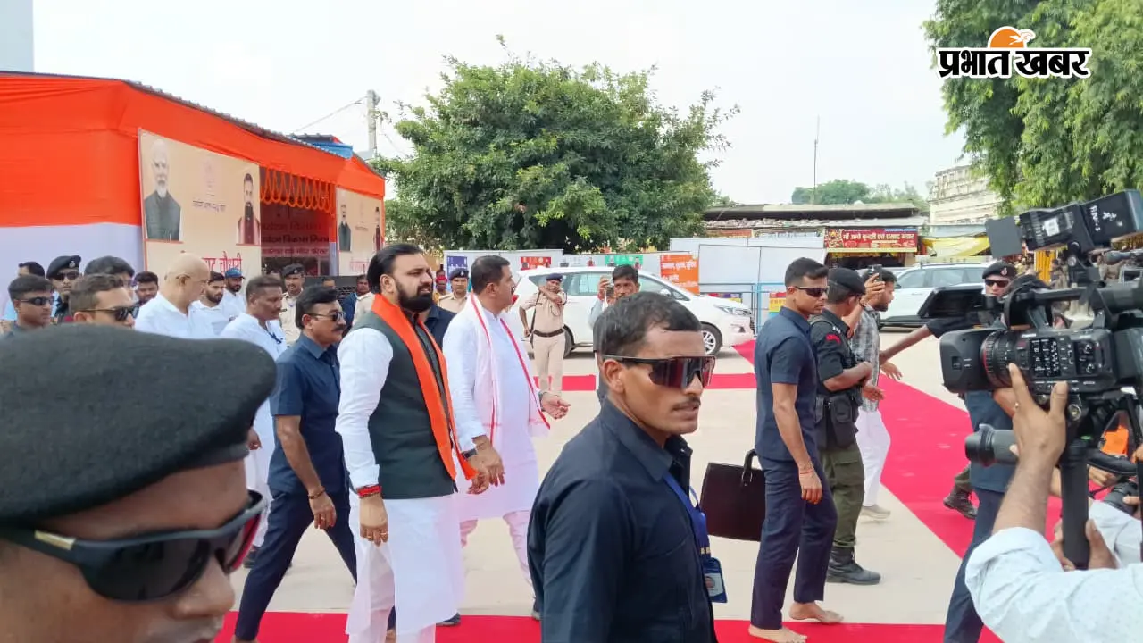 फोटो नं 16- थावे मंदिर मां सिंहासनी का दर्शन करने पहुंचे मुख्यमंत्री व अन्य | Prabhat Khabar Network