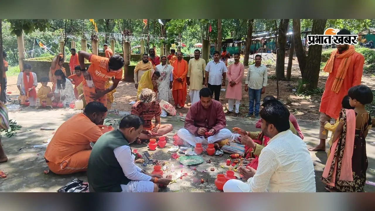51 KM की कांवड़ यात्रा... लोध फॉल से जल लेकर शिव मंदिर पहुंचे श्रद्धालु, गूंजा ‘हर-हर महादेव’