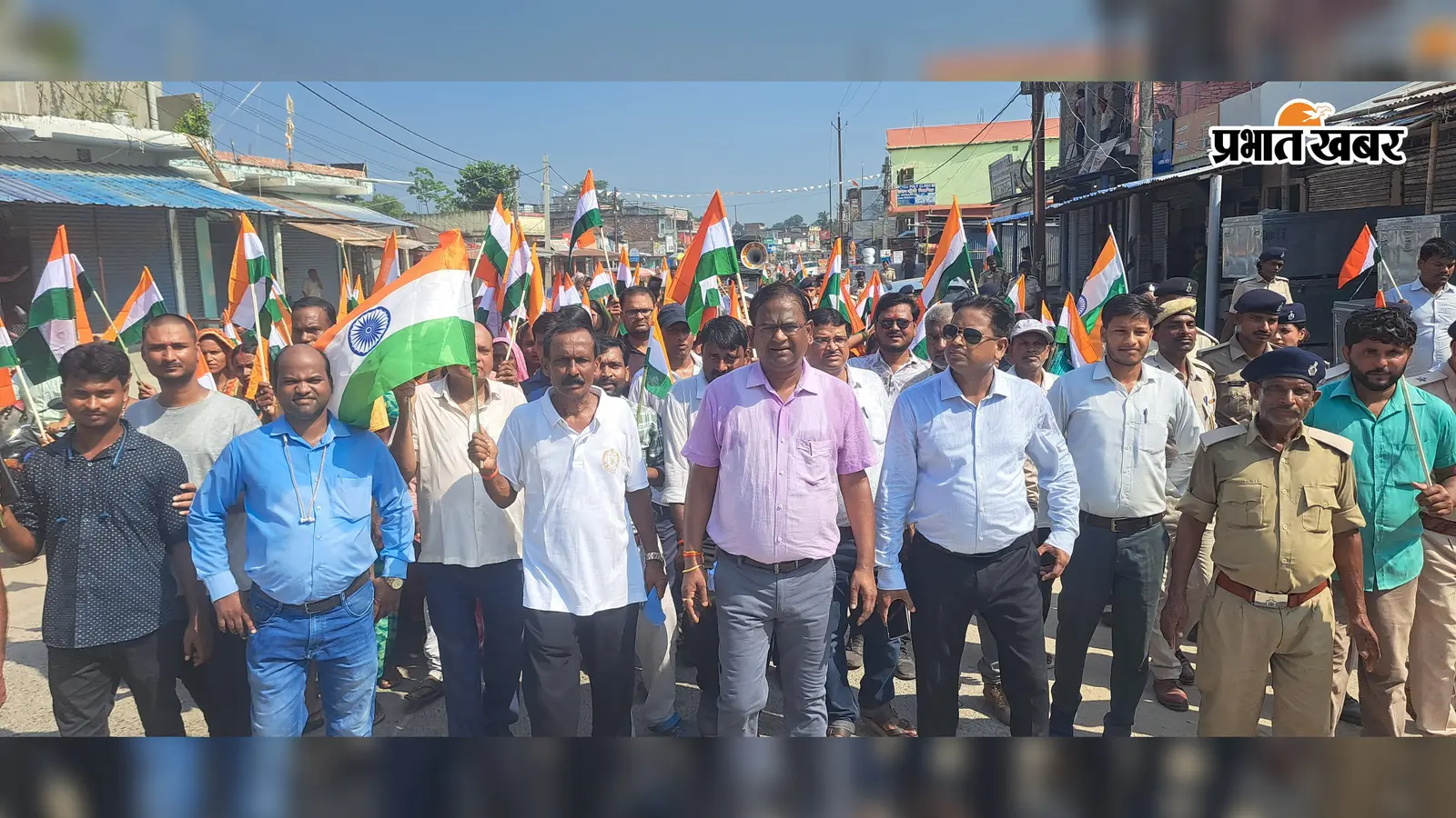 छातापुर में तिरंगा यात्रा के दौरान उमड़ा देशभक्ति का सैलाब, छात्रों और प्रशासन ने बढ़-चढ़कर लिया हिस्सा